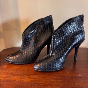 Elegant Vince Camuto Black Snake Print Ankle Boots